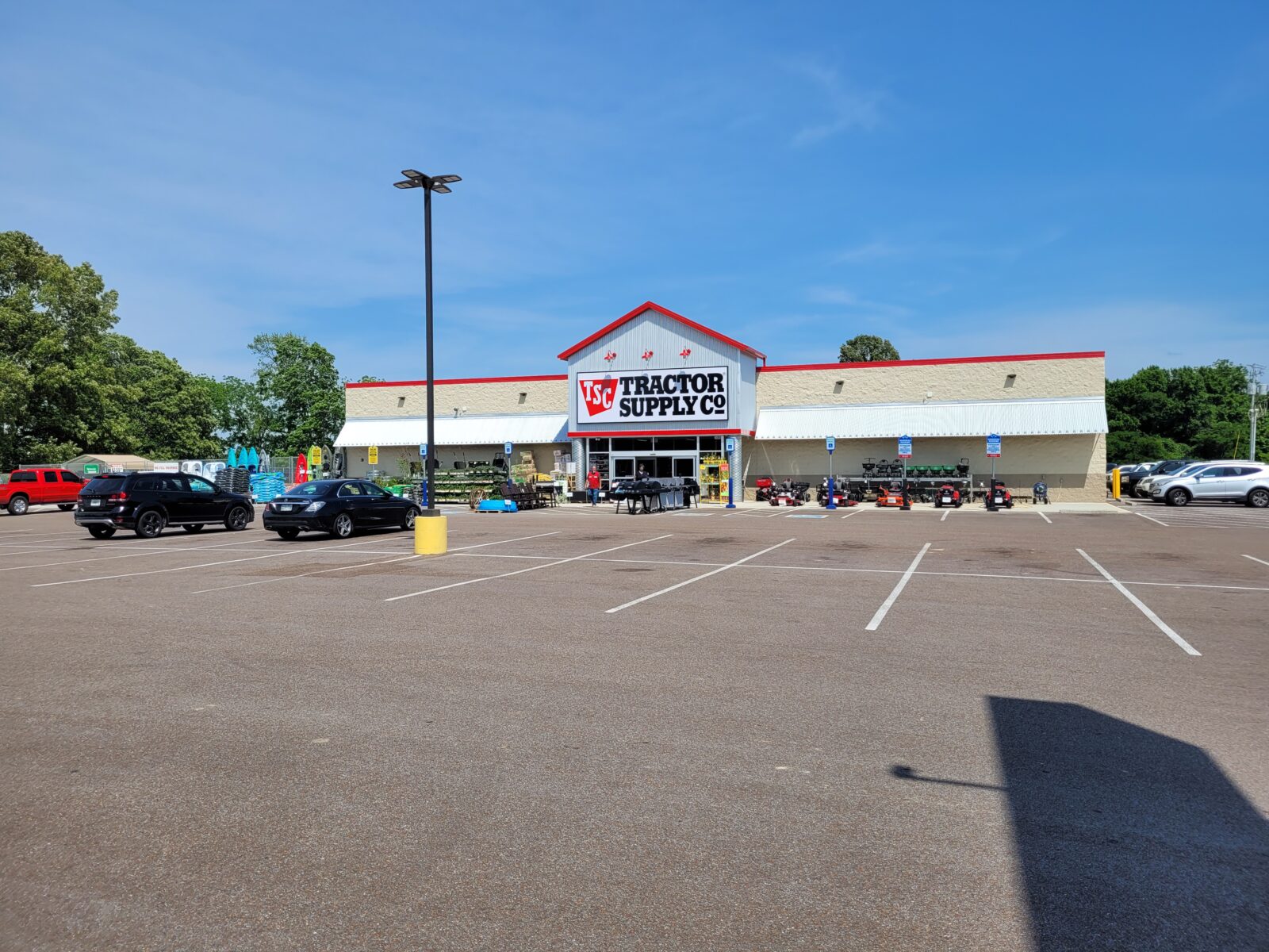 Image of a Tractor Supply Co store, taken from the parking lot