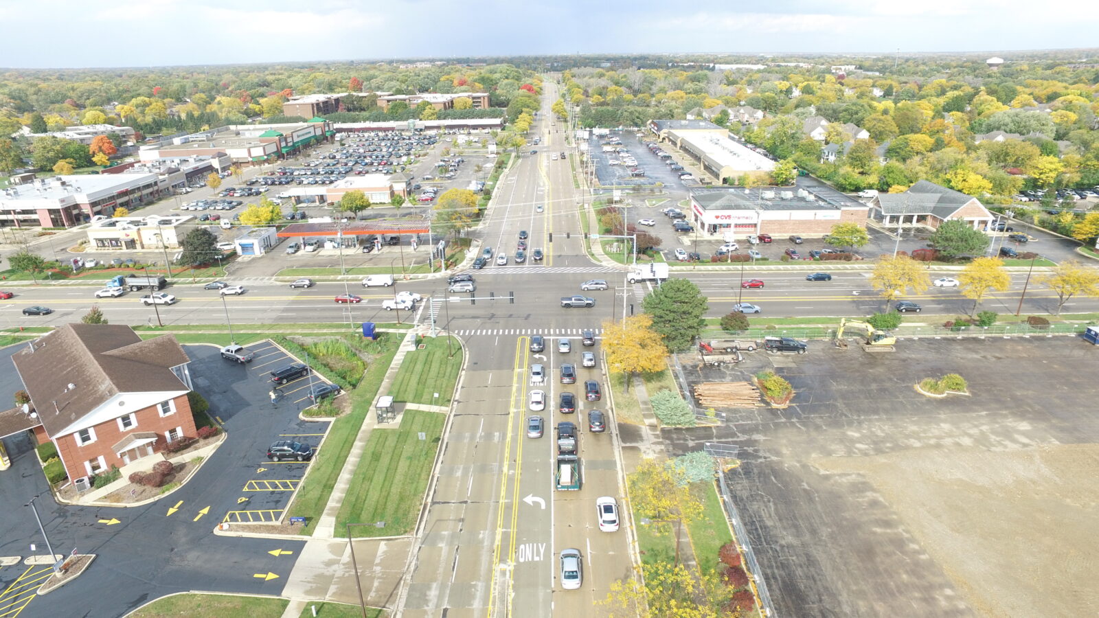 An image of an intersection between two surface streets. All directions have dedicated left-turn lanes, and some have right-turn lanes.