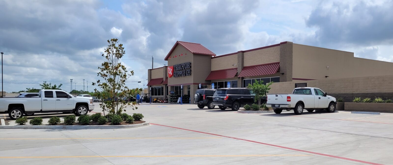 Image of a Tractor Supply Co store, taken from the parking lot